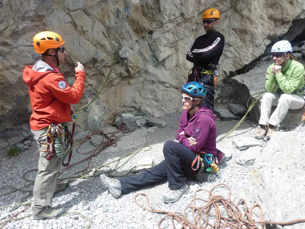 MSAA guide teach rock rescue course to students